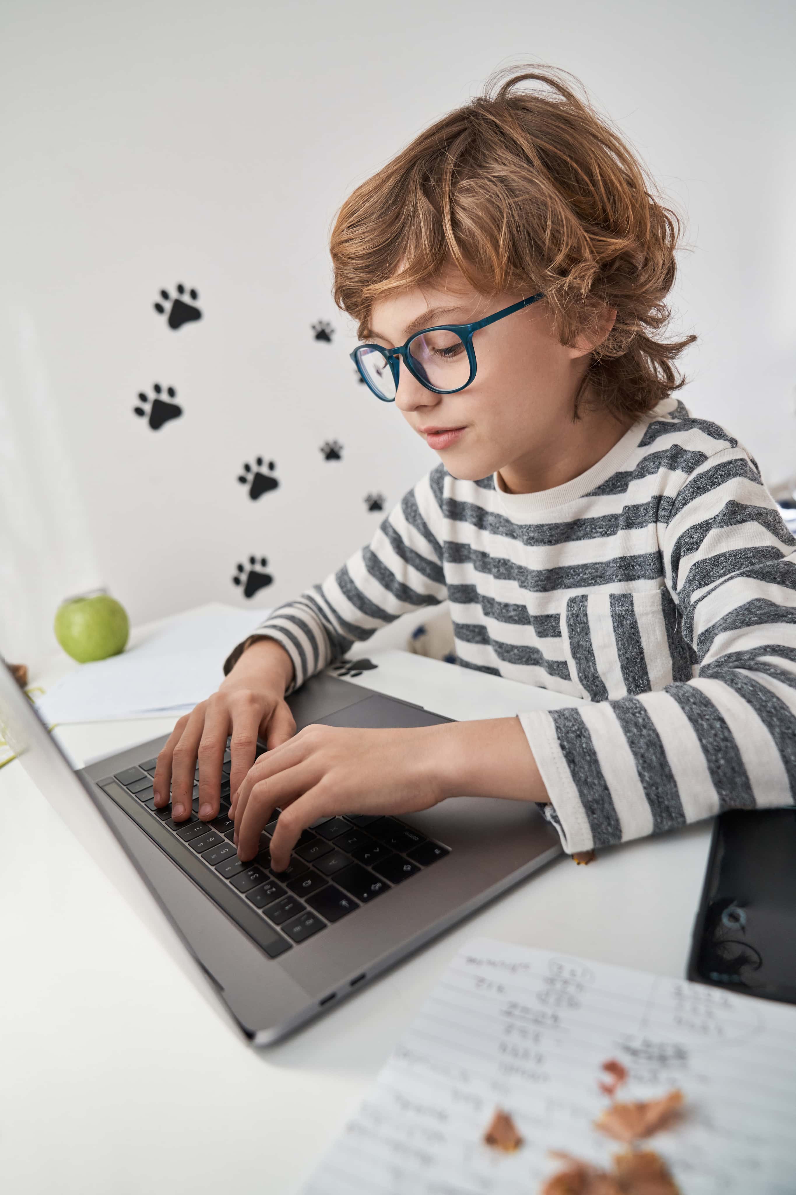 Uczeń szkoły zdalnej pracuje na laptopie w domu