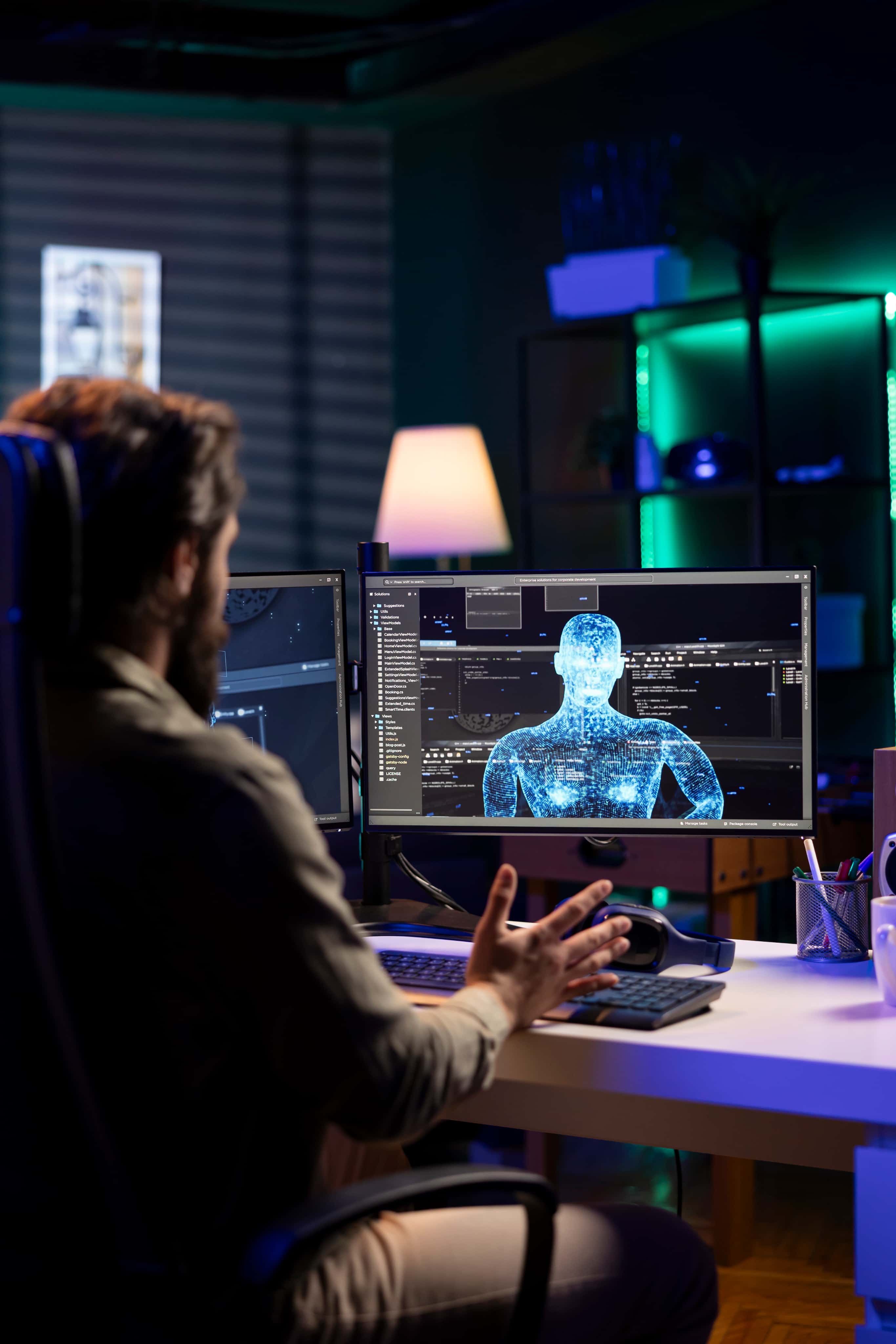 Programista pracuje nad projektem AI z wizualizacją 3D na monitorze komputera