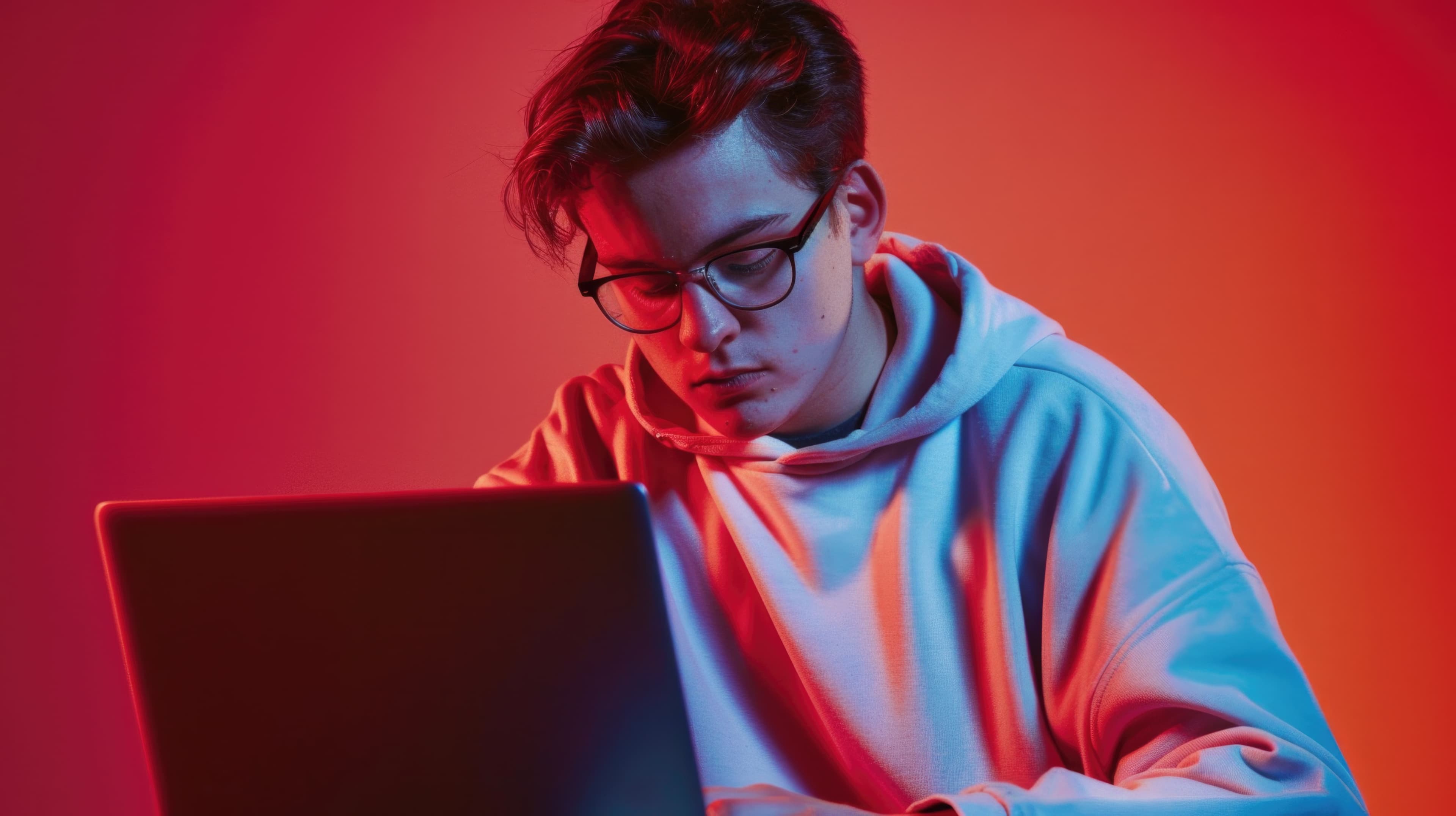 Student technikum programistycznego online skupiony na nauce przy laptopie