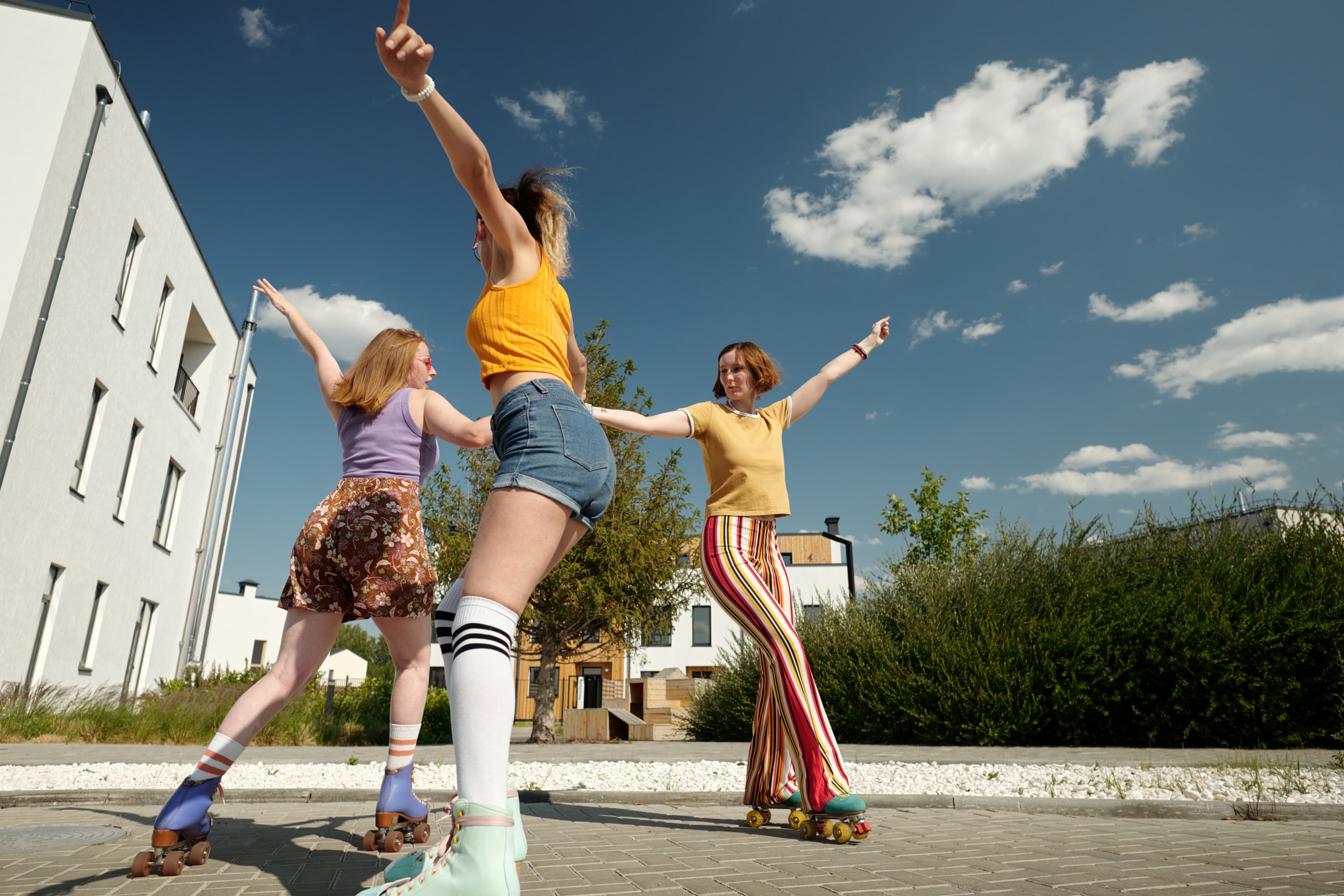 Uczennice szkoły zdalnej korzystają z wolnego czasu na świeżym powietrzu